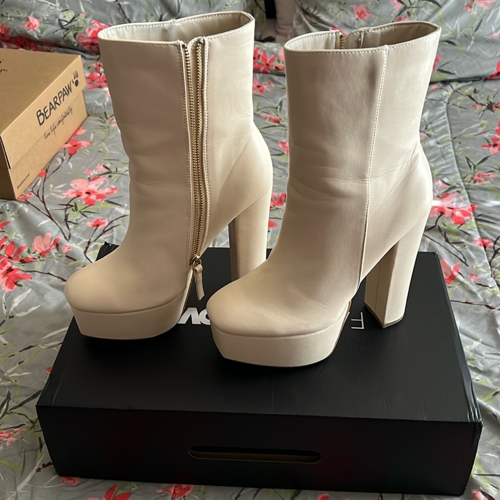 Bearpaw Women's Cream Platform Boots